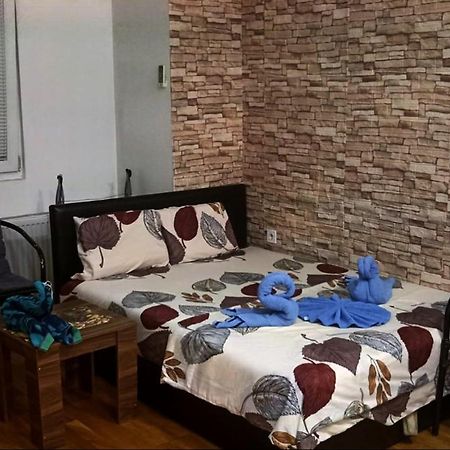Lovely 1-Bedroom Small Appartment in Skopje Eksteriør bilde